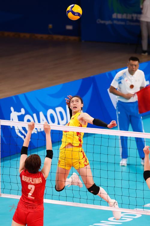成都大运会女排决赛:中国女排与日本队巅峰对决,精彩绝伦!
